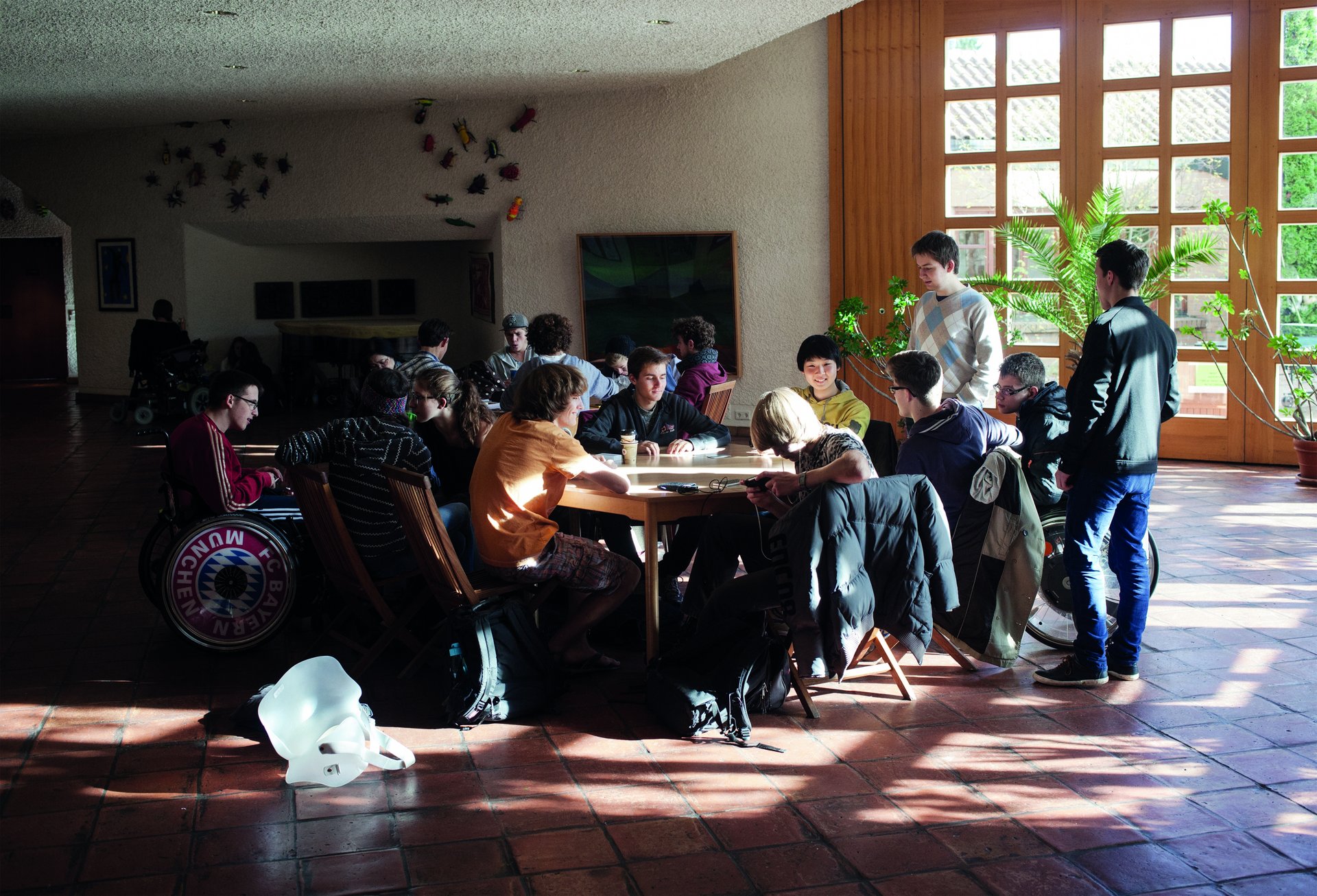 Aula mit Schuelern Schueler in der Aula