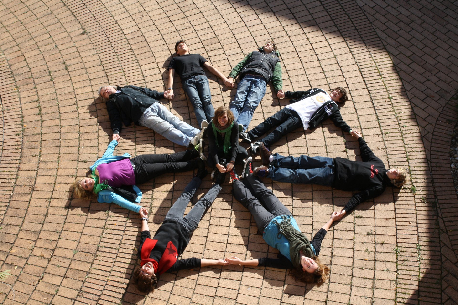 Schüler im Pausenhof Schüler im Pausenhof
