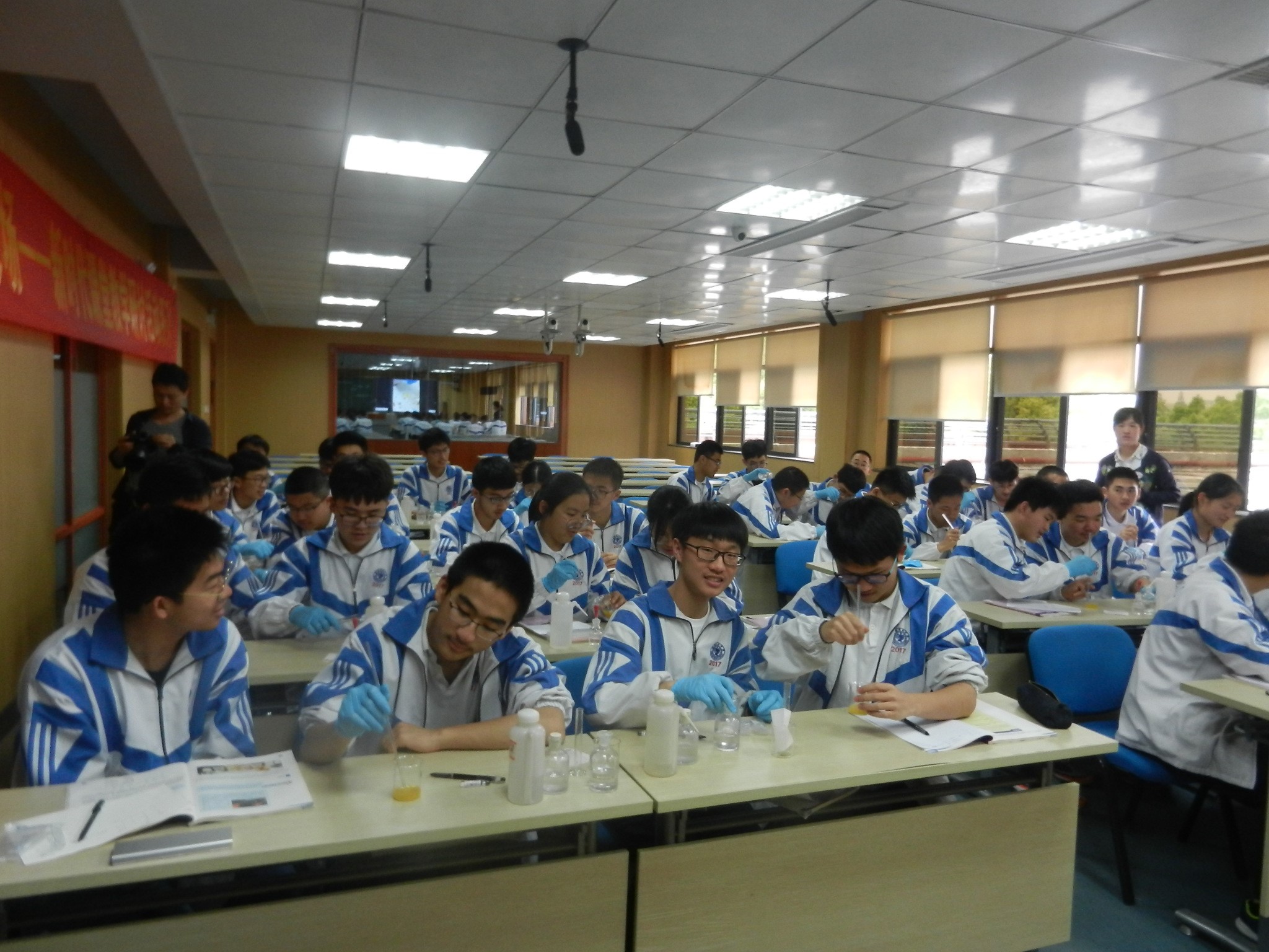 Chemieunterricht live übertragen an Schulen in der Provinz Xinjiang